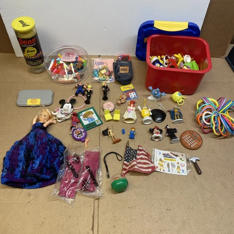 U7 Lot of Toy Figurines- Heart Bracelets, E.T., Aladdin, Pocahontas, Lego Lm26 Cover