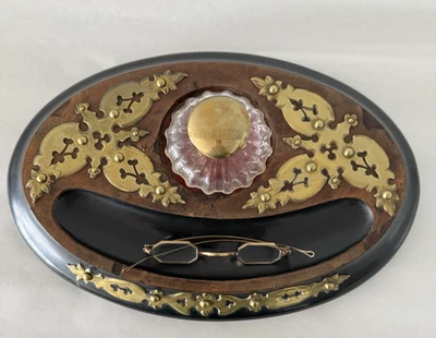 Antiguo soporte de tinta de latón y madera alrededor de 1880 renacimiento gótico inglés correas de latón Foto 1 de 4