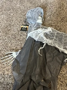 Cool Hanging Skeleton Halloween Decoration - Picture 1 of 7
