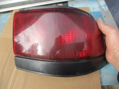 Lámpara trasera derecha Ford Escort y Mercury Tracer 1991-1993 buena pieza diaria del conductor Foto 1 de 4