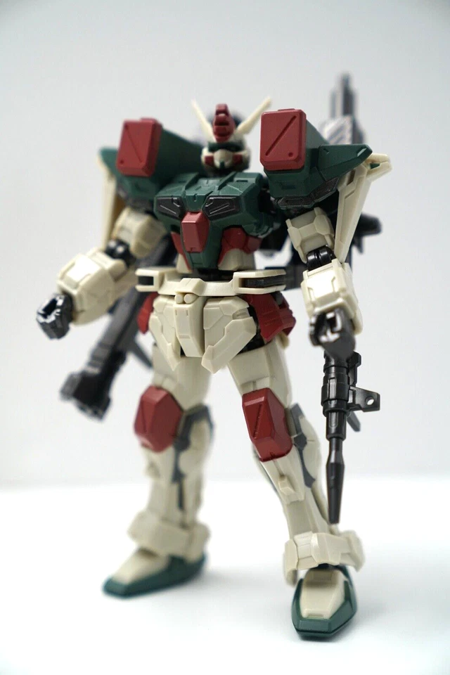 Figura robot modelo plástico verde y granate Gundam con pistolas Japón Foto 1 de 4