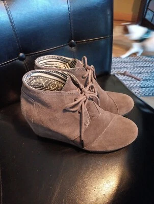 Botines Toms Gris Gamuza Con Cordones Tacón de Cuña Talla 6W Foto 1 de 4