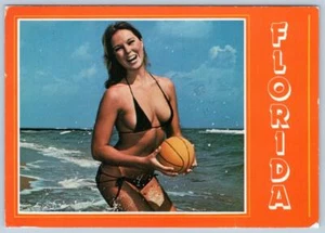 1989 CUERDA BIKINI CHICA TENIENDO UNA PELOTA EN FLORIDA SEXY ARRIESGADO 4x6" postal - Imagen 1 de 2