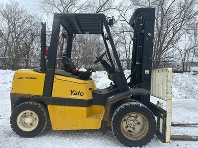 CARRETILLA ELEVADORA YALE GDP080 8000LB CAPACIDAD DOBLE ACCIONAMIENTO NEUMÁTICO DIÉSEL HI LO Foto 1 de 4