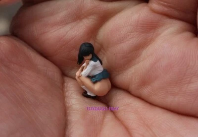 MINIATAURE 1/64 artist's model girl Fit 1:64 CAR street stand Diorama - Image 1 of 4