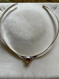 S. S. COLLAR NECKLACE FLEXIBLE SMALL OVAL SHAPED AMBER STONE SET HORIZONTAL - Picture 1 of 4