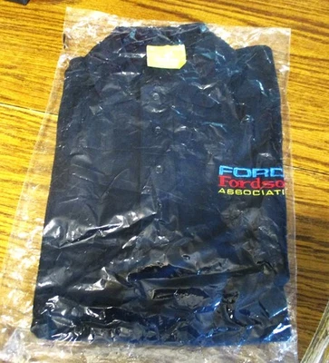 Camisa polo para hombre Ford & Fordson Association Logo XL Tractores Dearborn F/FCA ¡Nueva! Foto 1 de 4