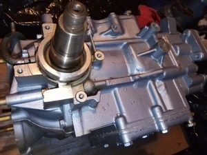 OMC Johnson Evinrude 392124 390430 35 hp NUEVO Powerhead 1981-92ish E35RCIG 25 hp - Imagen 1 de 21