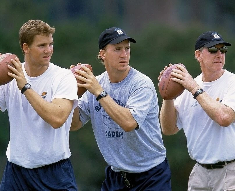 FOTO BRILLANTE 8X10 PEYTON MANNING ARCHIE MANNING ELI MANNING Foto 1 de 1