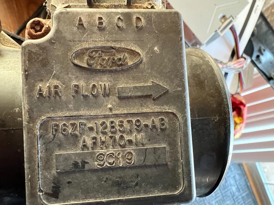 Ford F67F 12BST9 AB MAF and Air Box cover - 1999 Ford Crown Victoria 4.6 V8 Foto 1 de 4