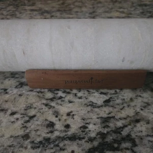Pampered Chef Nudelholz aus weißem Marmor mit Holzständer kulinarischer Schimmer - Bild 1 von 2