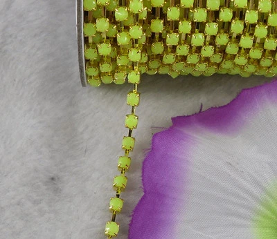 Aplique de cadena SS16 muchos colores cristal acrílico estrás garra dorada adornos Foto 1 de 2