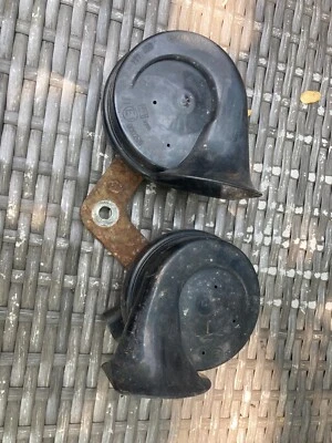 1998-2005 Volkswagen Beetle Alarm Horn Pair W/ Bracket OEM - Image 1 of 2