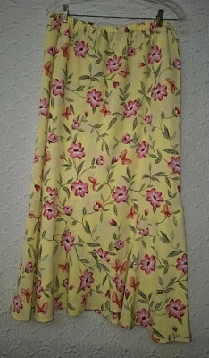 Falda para mujer Sag Harbor 16 acampanada cintura elástica amarilla con bonitas flores rosadas  Foto 1 de 4