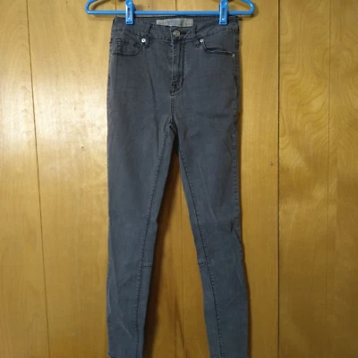 Pantalones de mezclilla ajustados Brandy Melville para mujer talla 26 Moto negros con cremallera lavado de piernas tiro alto Foto 1 de 4