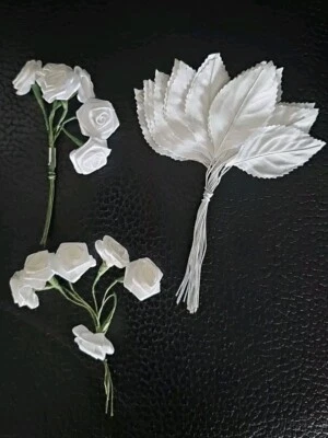 12 白色缎面织物玫瑰 20 + 白叶叶婚礼新娘花束 复古? — 第 1/4 张图片