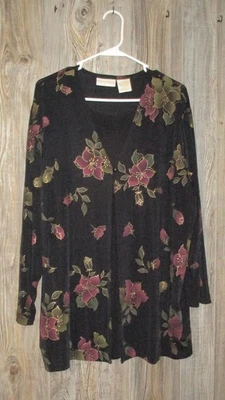 Top Christie & Jill 2Fer Mujer Talla 1X Negro Floral Cuello en V Un Botón Largo Slv Foto 1 de 4