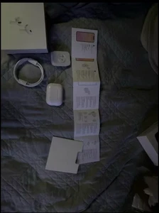 Apple AirPods Pro 2ème génération avec étui de charge sans fil MagSafe (USB-C)... - Photo 1 sur 4