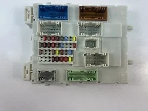 ST3251 VOLVO Fuse Box 31453132 - Picture 1 of 4