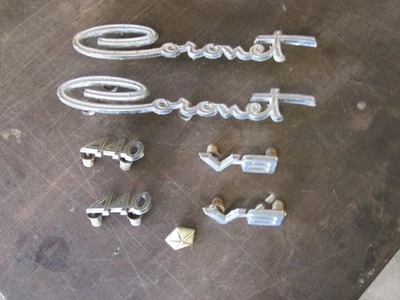 66 67 EMBLEMAS GUARDABARROS DELANTERO CORONET 440 V8 CON PENTASTAR DE LATÓN OEM Foto 1 de 4