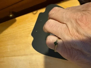 14 Karat grüner Turmalin Ring Gelbgold quadratisches Band Größe 6 DESIGNER JOAN MITCHELL - Bild 1 von 3