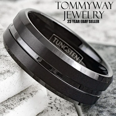 Anillo de alianza de boda de carburo de tungsteno negro a rayas de canal central ajuste cómodo para hombre Foto 1 de 4
