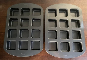 Zwei Wilton Schwer Antihaftbeschichtet 2 1/2" Quadrat Cupcake ~ Brownie Backformen 12 Hohlräume - Bild 1 von 9
