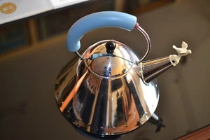 Alessi Wasserkocher Top Design Klassiker mit Vogelpfeife weiß - Bild 1 von 1