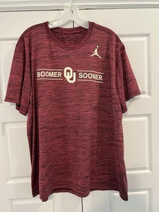 NIKE DRI FIT OKLAHOMA BOOMER SOONERS JUMPMAN T-Shirt 2XL.  S/S POLYESTER - Bild 1 von 4