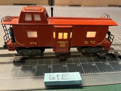 American Flyer S Train OPERATING BRAKEMAN 979 LIGHTED BAY WINDOW CABOOSE Lot E - Image 1 of 4