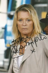 EASTENDERS* GILLIAN TAYLFORTH 'KATHY SULLIVAN' SIGNED 6x4 ACTION PHOTO+COA - Picture 1 of 1