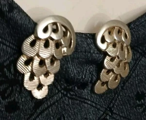 Monet Stylish Light Gold Tone 1950’s Clip Earrings - Picture 1 of 8