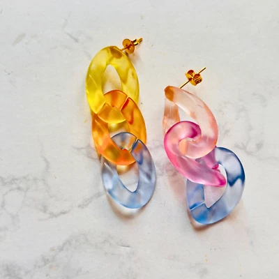 Цветные серьги-цепочки ручной работы из смолы - художественная асимметрия - уникальная идея подарка - Изображение 1 из 4