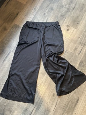 Women’s Express Black Satin Wide Leg Pants With Slits And Pockets Size Large - Image 1 of 4