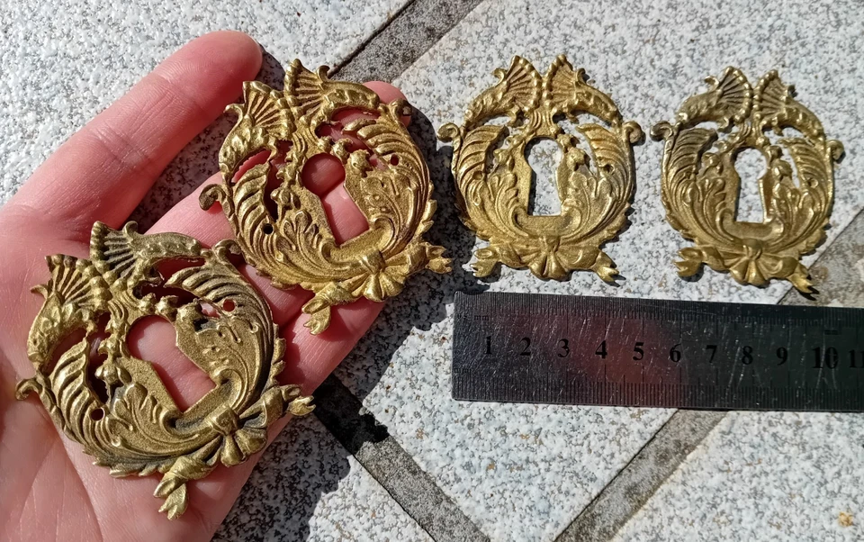 1 ANCIENNE ENTRÉE DE CLÉ SERRURE  DE MEUBLE en bronze ou laiton   N°15C - Photo 1/4