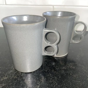 Juego/2 tazas Bennington Pottery 1340 con mango de gatillo Cabincore EE. UU. ~ gris carbón - Imagen 1 de 5