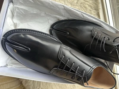 Maison Margiela - Zapatos derby de cuero cepillado Tabi - Negros Foto 1 de 4