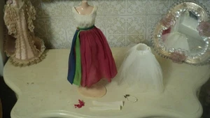 ABITO DA BALLO VINTAGE BARBIE 1965 CONFRATERNITA*GIAPPONE*PIÙ COLLANA E SOTTOVESTE - Foto 1 di 5