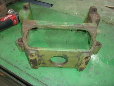 JOHN DEERE 2520 2510 HYDRAULIC PUMP SUPPORT R38084 - Image 1 of 4