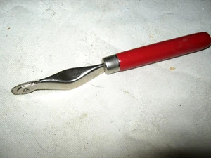 A Vintage Japanese Red Enamelled Timber Pie Wheel Pastry Crimping Wheel - Bild 1 von 6