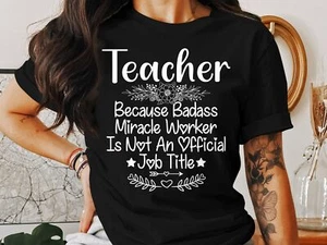 Camisa Teacher Badass Miracle Worker, Camiseta Divertida Regalo Educador, Camiseta Profesor - Imagen 1 de 11