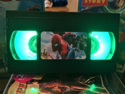 Marvel Spiderman VHS Luz Nocturna, Dibujos Animados, Luz Lateral, Luz de Escritorio, Niños, TV Foto 1 de 4