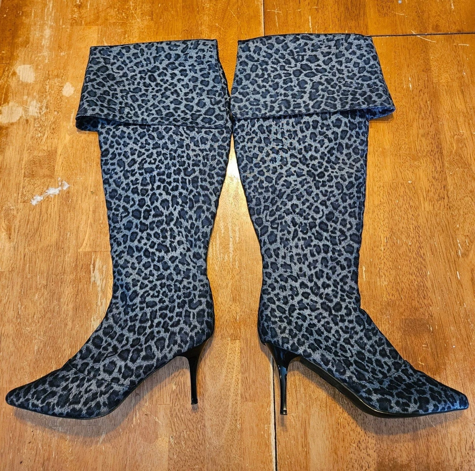 Botas de mezclilla con estampado de leopardo gris azul con tacón por encima de la rodilla talla 9,5 Ashro Foto 1 de 4