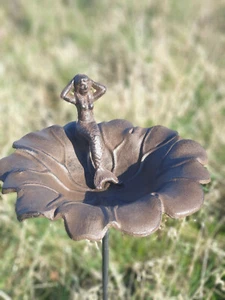 Gusseisen Vogeltränke mit Meerjungfrau auf Stab ( abnehmbar) Metall Garten Figur - Bild 1 von 4