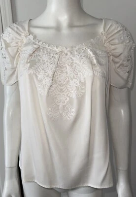 Hermosa Blusa Marfil Seda y Spandex con Apliques de Flores de Encaje Talla Mediana Foto 1 de 4