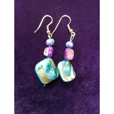 Brincos pendurados de concha de madrepérola tingidos, contas multicoloridas azul e roxo novos com etiquetas - Imagem 1 de 4