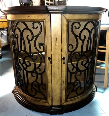 Mueble vintage con diseño floral metálico en puertas. Foto 1 de 4