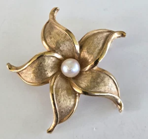 Pin Vintage Genuino Flor Perla Texturizada Tono Dorado 2" - Imagen 1 de 3