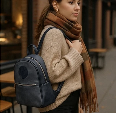 Mochila de mezclilla CXL by Christian Lacroix Marley PU precio de venta sugerido por el fabricante 98 USD nueva con etiqueta Foto 1 de 4