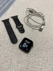 Apple Watch Series 5 44mm Space Gray Aluminum / Black Band *READ DESCRIPTION* - Photo 1 sur 4